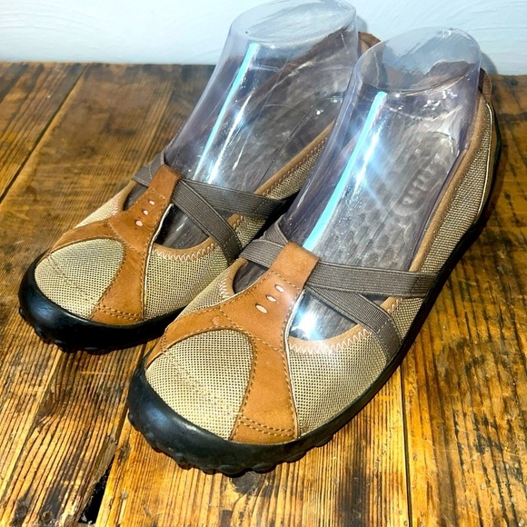 Clarks Privo Woman's Brown Suede Slip On Stretch Cross Strap Shoes Flats Size 7 - Picture 1 of 5
